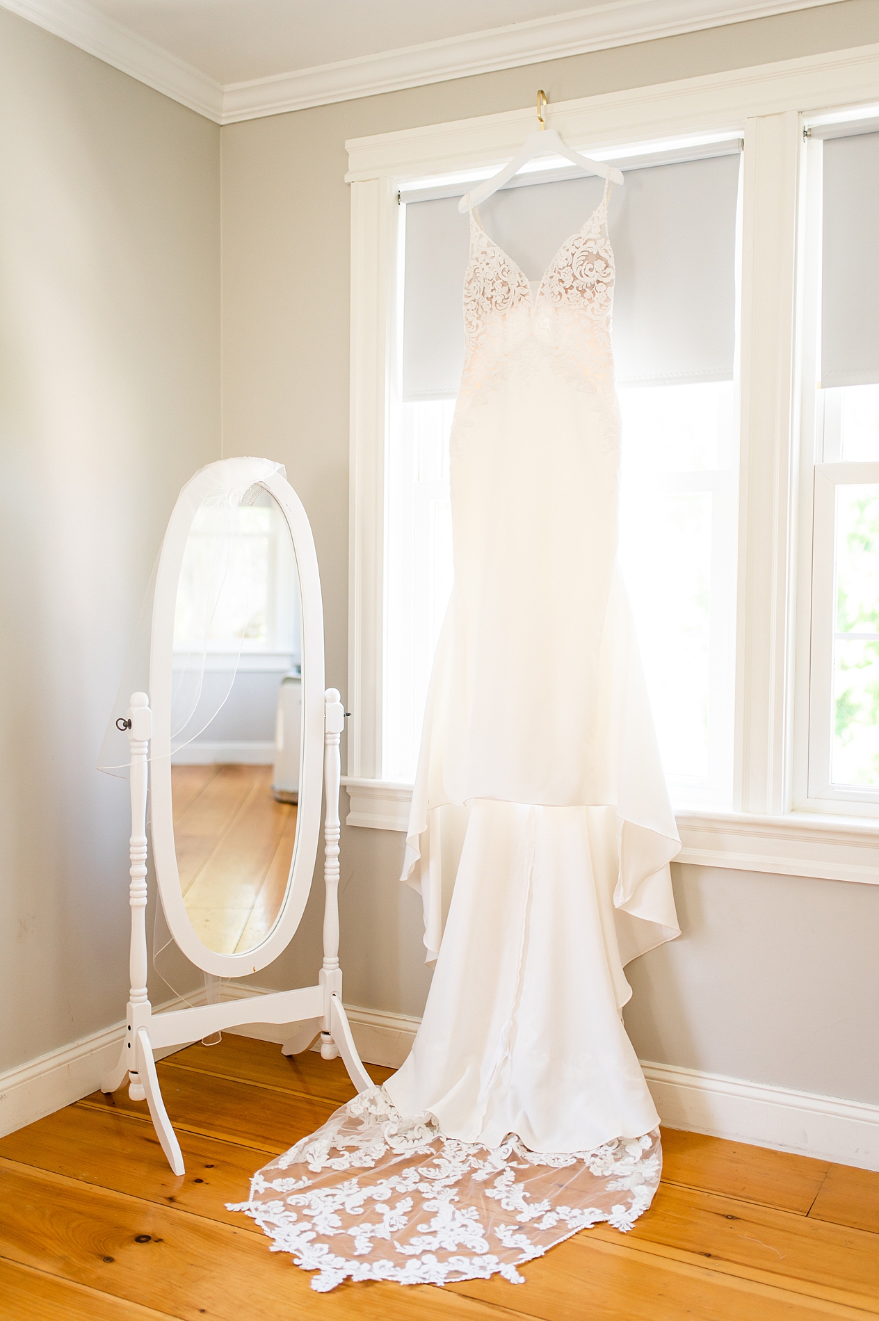bride's wedding dress 