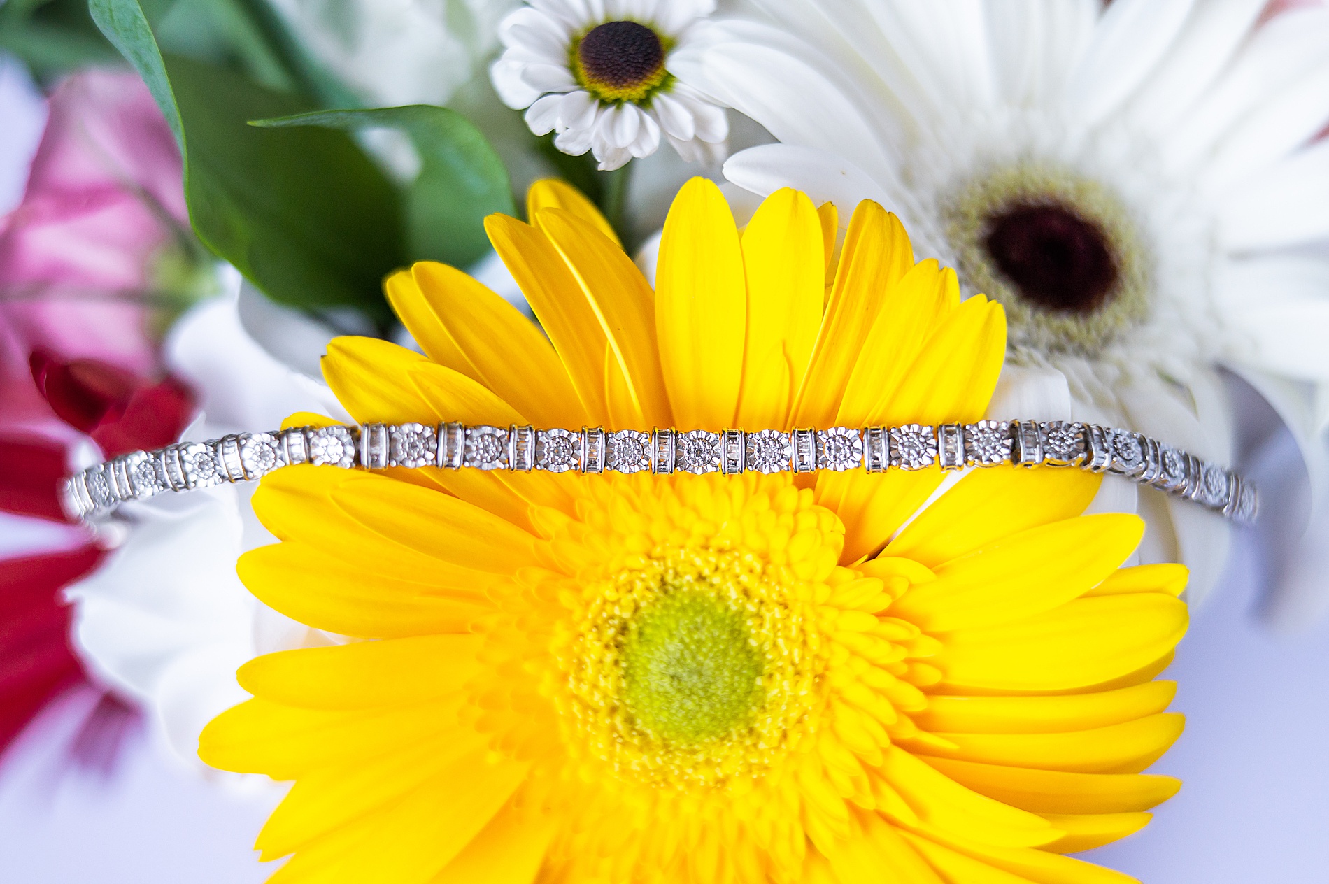 bride's jewelry and wedding flowers 