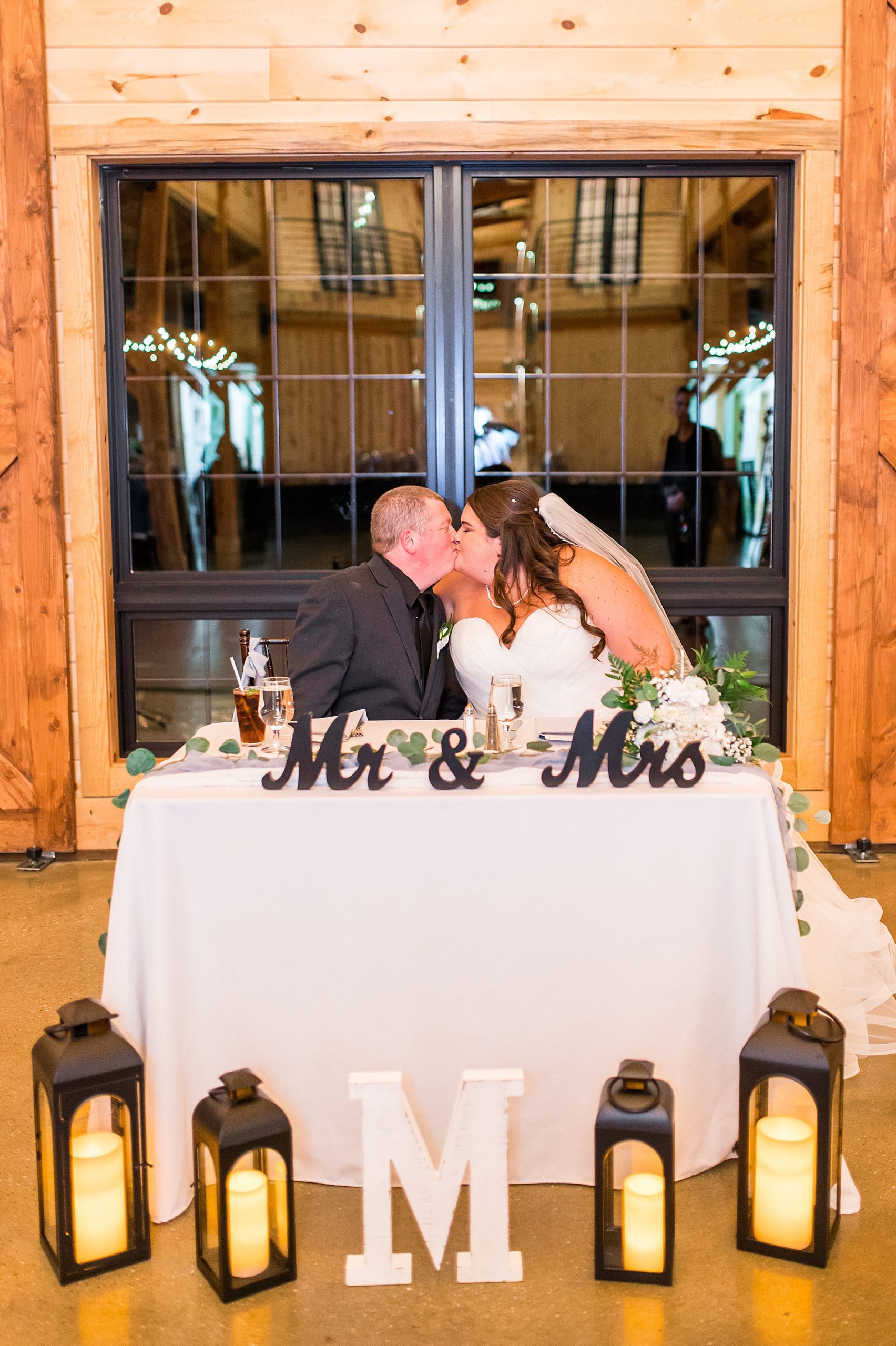 newlyweds kiss at head table