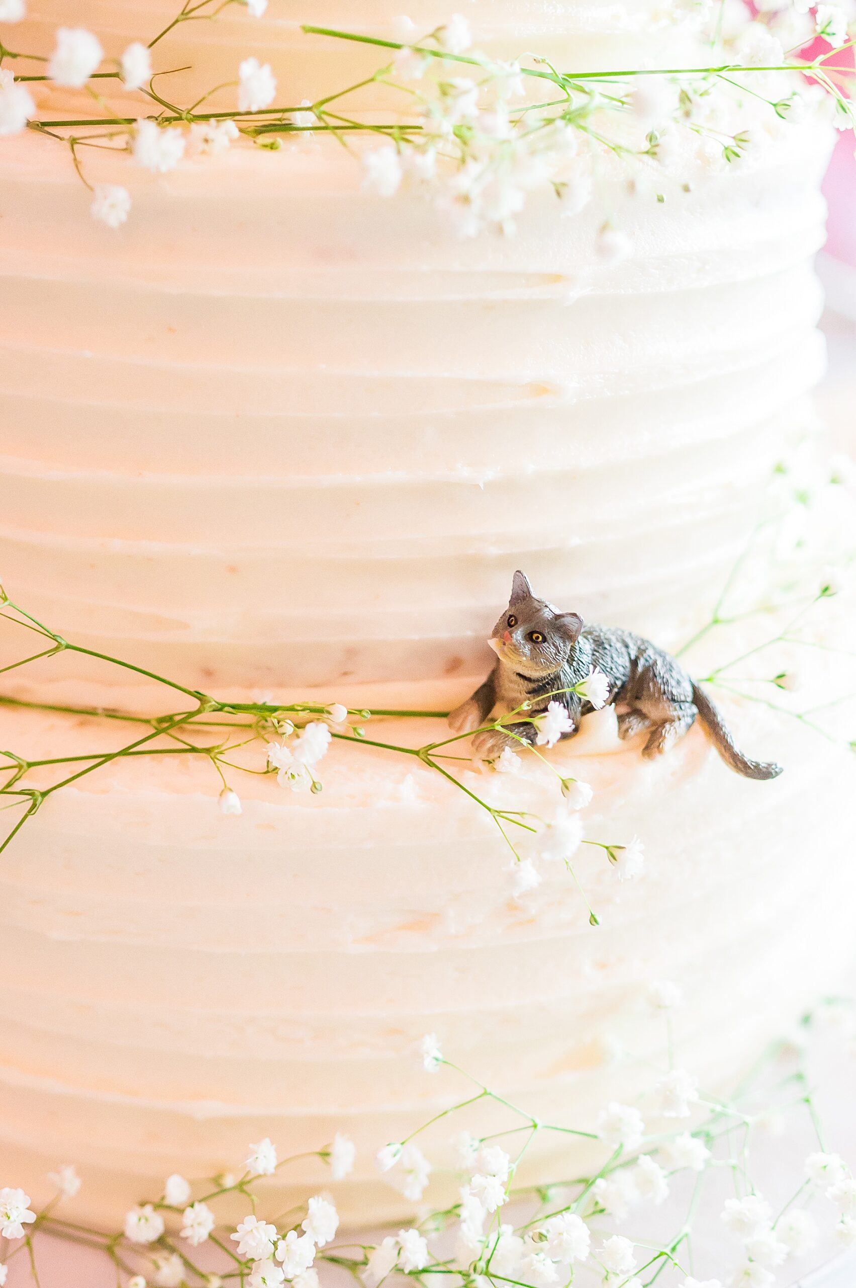 couple's cat figurine on wedding cake 