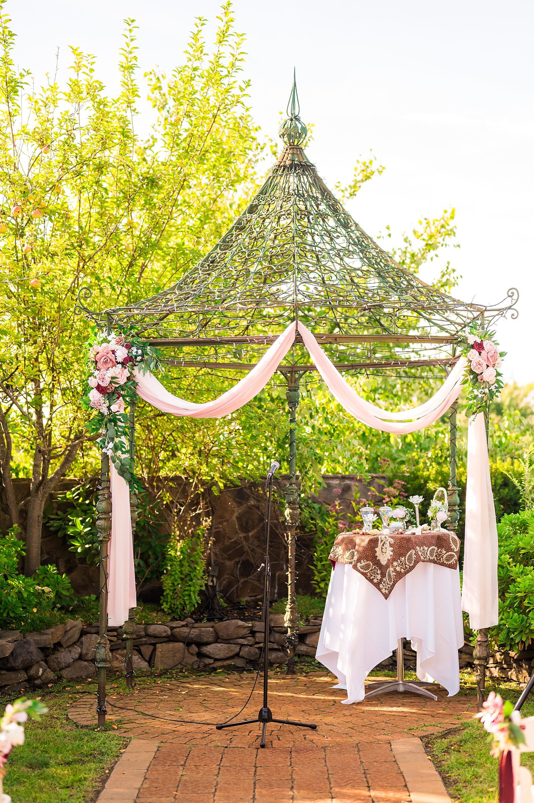 Dreamy outdoor Wedding ceremony at Granite Rose
