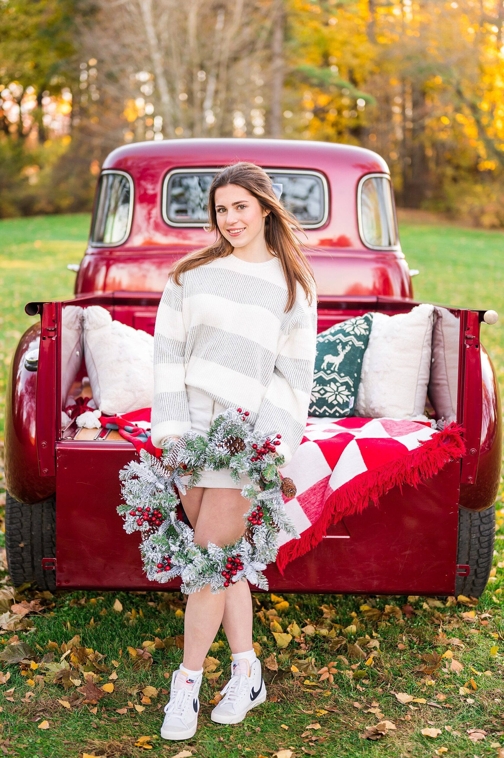 red truck christmas mini session