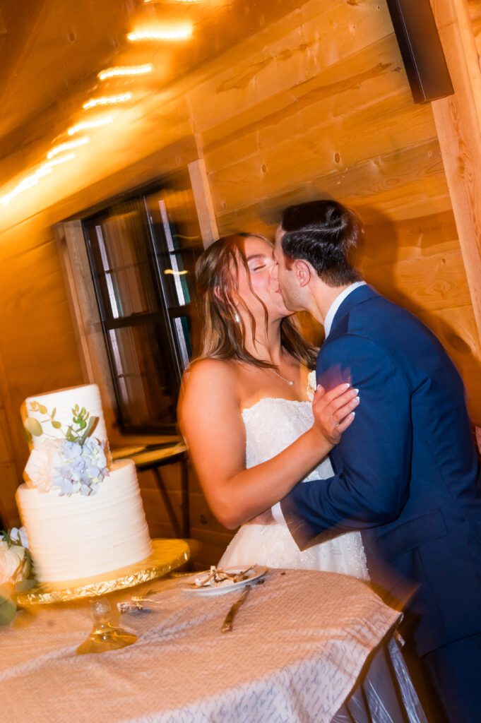 Wedding cake kiss | Dusty blue wedding
