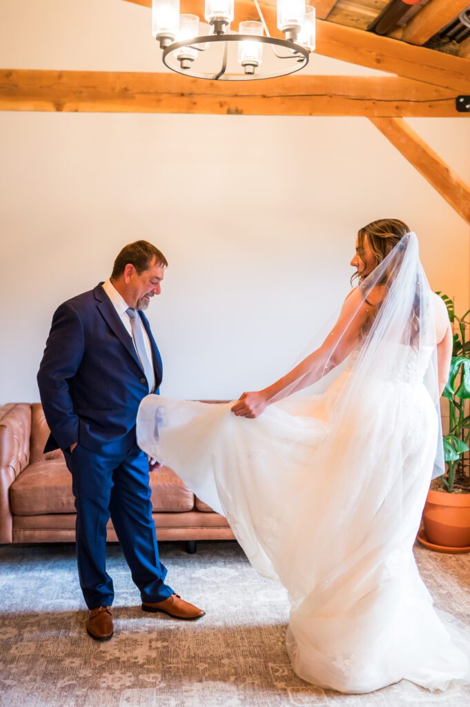 Bride first look with dad | Wedding Inspiration