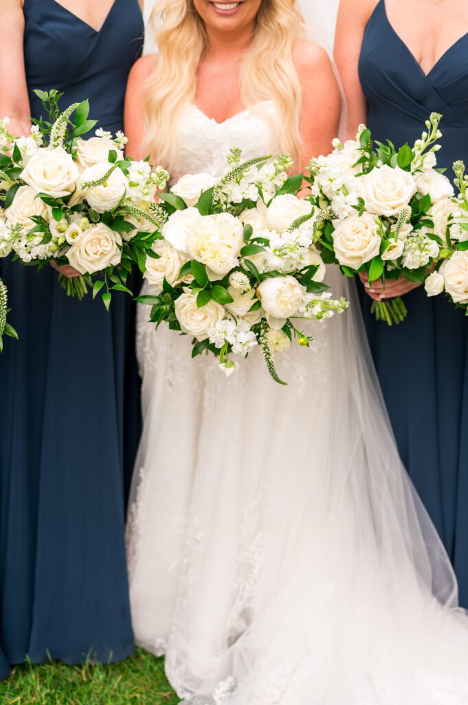 Bride with bouquet | Lake Wedding