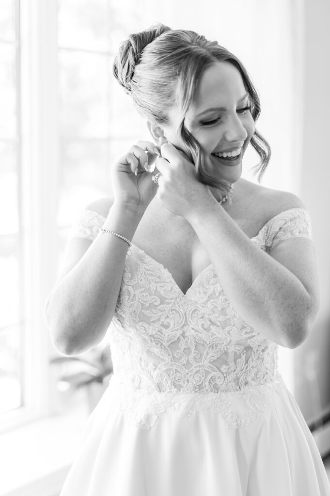 Bride putting on jewelry | Wedding detail inspiration  
